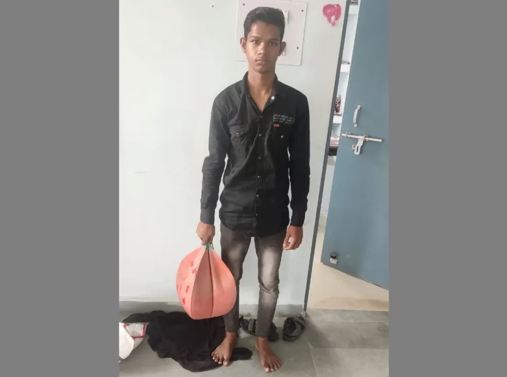 20 लीटर अवैध देशी महुआ शराब के साथ एक नाबालिग गिरफ्तार